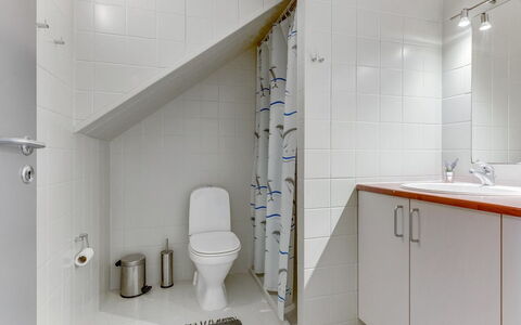 Enrica - 1Km from the Sea: Salle De Bains, Sol, Luminaire Plomberie, Mur, Sol, Design Intérieur, Évier, Toilette, Robinet, Plomberie