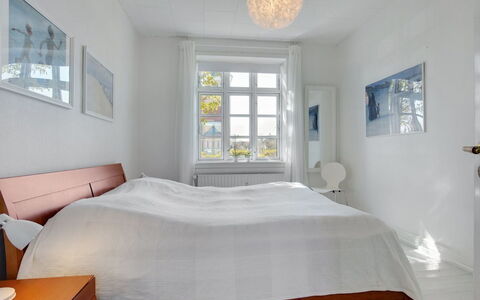 Starki - 800M from the Sea: Lit, Meubles, Chambre, Design Intérieur, Sol, Sol, Literie, Drap De Lit, Bois, Plafond