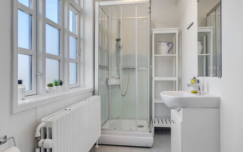 Starki - 800M from the Sea: Salle De Bains, Luminaire Plomberie, Design Intérieur, Sol, Sol, Pièce, Évier, Plomberie, Toilette, Robinet