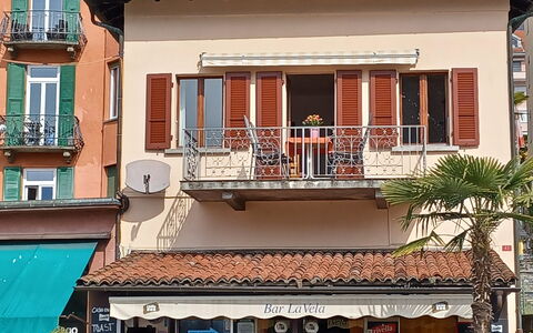 Vela da Reto: Bâtiment, Fenêtre, Propriété, Plante, Porte, Architecture, Bois, Quartier, Maison
