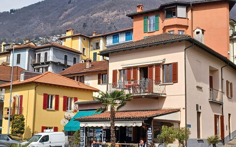 Vela da Reto: Plante, Bâtiment, Propriété, Fenêtre, Voiture, Véhicule, Ciel, Maison, Roue