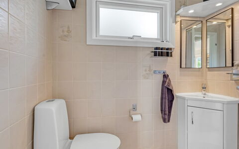 Lirita - 700M from the Sea: Salle De Bains, Luminaire Plomberie, Évier, Sol, Siège De Toilette, Design Intérieur, Toilette, Lavabo, Sol, Robinet