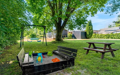 Lirita - 700M from the Sea: Jardin, Équipement Extérieur Play, Parc, Ombre, Pelouse, Loisir, Arrière-Cour, Terrain De Jeux, Aménagement Paysager, Cour