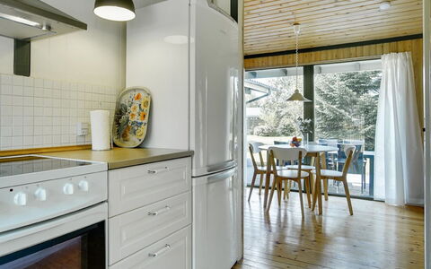 Morle - 600M from the Sea: Cuisine, Appareil De Cuisine, Design Intérieur, Comptoir, Principaux Appliance, Meubles, Sol, Bois, Plafond, Cabinetry