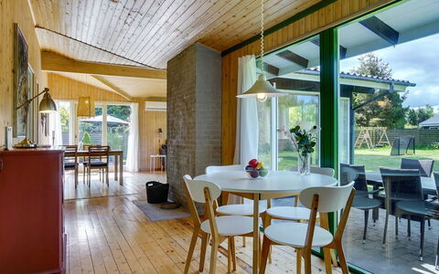 Morle - 600M from the Sea: Bois, Plafond, Meubles, Table Cuisine Et Salle A Manger, Design Intérieur, Chaise, Sol, Salle À Manger, Domicile, Luminaire