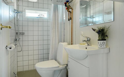 Morle - 600M from the Sea: Luminaire Plomberie, Salle De Bains, Lavabo, Évier, Design Intérieur, Siège De Toilette, Toilette, Sol, Sol, Plomberie
