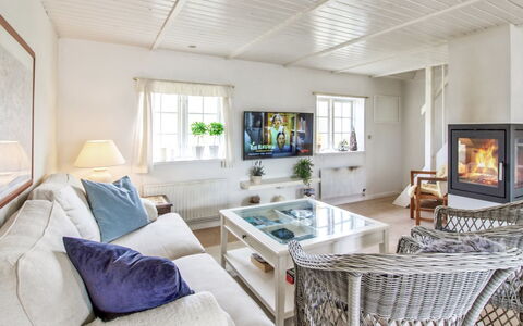 Iivari - 1.5Km from the Sea: Meubles, Design Intérieur, Canapé, Bois, Plafond, Salon, Sol, Domicile, Sol, Pièce