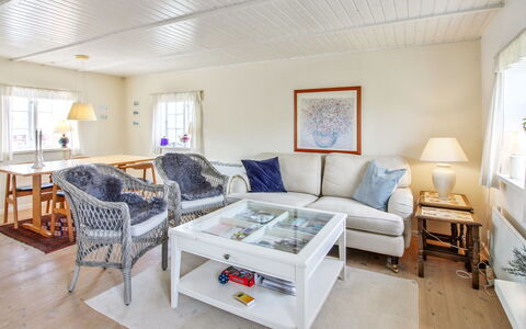 Iivari - 1.5Km from the Sea: Meubles, Design Intérieur, Canapé, Bois, Sol, Plafond, Sol, Salon, Domicile, Pièce