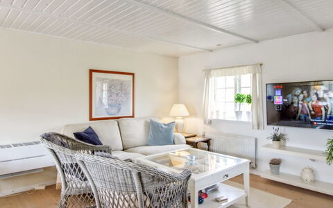 Iivari - 1.5Km from the Sea: Meubles, Design Intérieur, Canapé, Sol, Plafond, Sol, Salon, Bois, Pièce, Éclairage