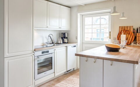 Iivari - 1.5Km from the Sea: Comptoir, Cuisine, Sol, Cabinetry, Appareil De Cuisine, Design Intérieur, Meubles, Bois, Sol, Evier