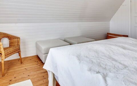 Iivari - 1.5Km from the Sea: Sol, Sol, Bois, Chambre, Lit, Design Intérieur, Drap De Lit, Parquet, Plafond, Literie