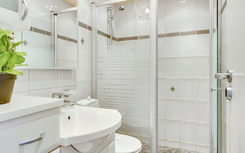Benite - 50M from the Sea: Salle De Bains, Luminaire Plomberie, Lavabo, Design Intérieur, Toilette, Sol, Évier, Sol, Siège De Toilette, Robinet