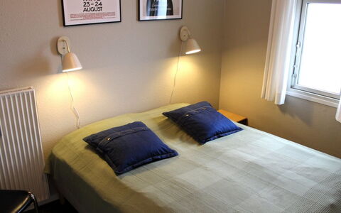 Benite - 50M from the Sea: Lit, Chambre, Meubles, Literie, Drap De Lit, Linge, Design Intérieur, Lampshade, Sol, Textile