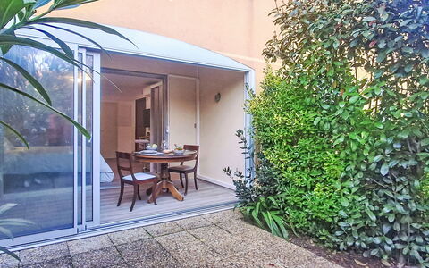 Six Fours 100: Ombre, Pot De Fleur, Plante D'Appartement, Jardin, Cour, Chaise, Mobilier De Jardin, Patio, Arrière-Cour, Daylighting