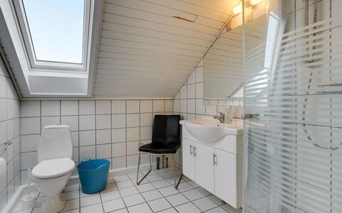Eick - 2.5Km from the Sea: Sol, Luminaire Plomberie, Sol, Plomberie, Plafond, Salle De Bains, Tuile, Robinet, Évier