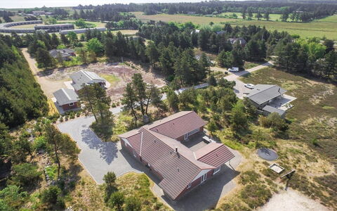 Nana - 4Km from the Sea: Domicile, Chalet, Porche, Dur, Siding, Plate-Forme, Ombre, Planche, Biens, Batiments Jardin