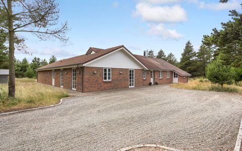 Nana - 4Km from the Sea: Domicile, Chalet, Porche, Dur, Siding, Plate-Forme, Ombre, Planche, Biens, Batiments Jardin