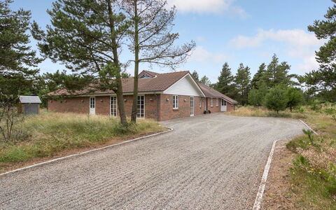 Nana - 4Km from the Sea: Domicile, Chalet, Porche, Dur, Siding, Plate-Forme, Ombre, Planche, Biens, Batiments Jardin