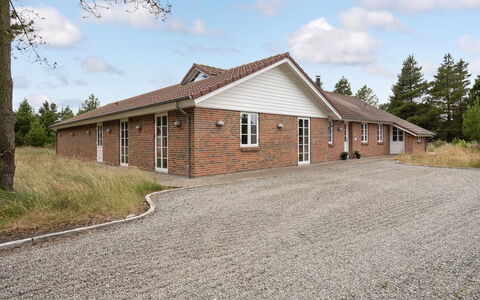 Nana - 4Km from the Sea: Domicile, Chalet, Porche, Dur, Siding, Plate-Forme, Ombre, Planche, Biens, Batiments Jardin