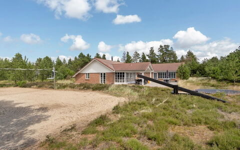 Nana - 4Km from the Sea: Domicile, Chalet, Porche, Dur, Siding, Plate-Forme, Ombre, Planche, Biens, Batiments Jardin