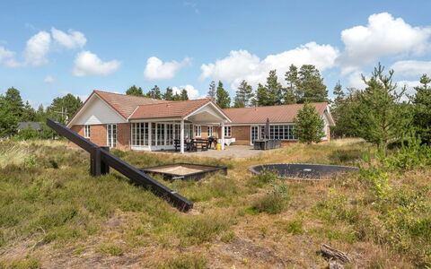 Nana - 4Km from the Sea: Domicile, Chalet, Porche, Dur, Siding, Plate-Forme, Ombre, Planche, Biens, Batiments Jardin