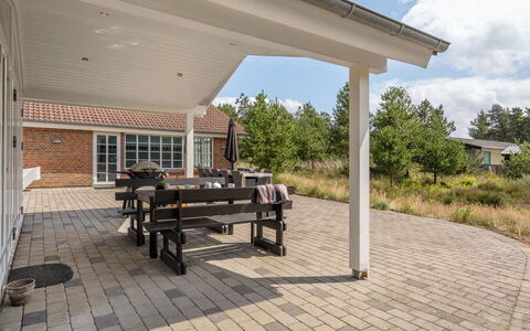 Nana - 4Km from the Sea: Domicile, Chalet, Porche, Dur, Siding, Plate-Forme, Ombre, Planche, Biens, Batiments Jardin