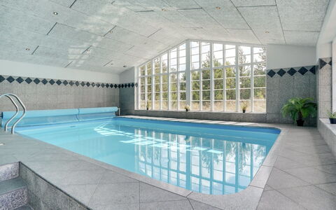 Nana - 4Km from the Sea: Sol, Design Intérieur, Sol, Meubles, Plafond, Piscine, Composite, Recours, Tuile, Conception