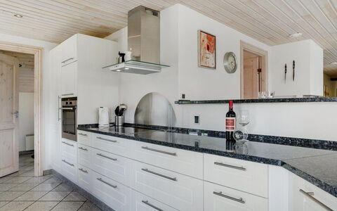 Nana - 4Km from the Sea: Cuisine, Sol, Comptoir, Bois, Cabinetry, Design Intérieur, Sol, Plafond, Appareil De Cuisine, Domicile