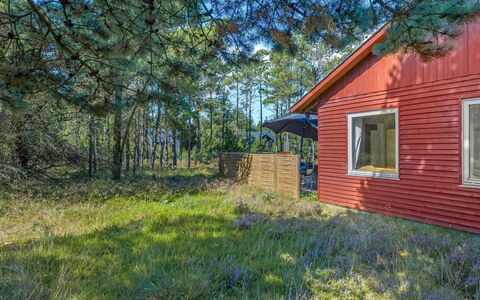 Dorreth - 800M from the Sea: Chalet, Domicile, Maison, Toit, Porche, Biens, Siding, Batiments Jardin, Ferme, Cour