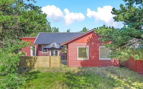 Dorreth - 800M from the Sea: Chalet, Domicile, Maison, Toit, Porche, Biens, Siding, Batiments Jardin, Ferme, Cour