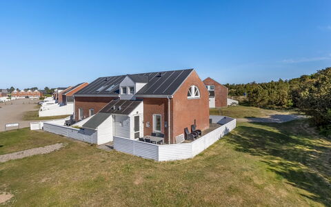Niilo - 1.7Km from the Sea: Herbe, Prairie, Paysage, Écorégion, Plaine, Communauté Des Plantes, Lot Terre, Mobilier De Jardin, Prairie, Formations Arbustives