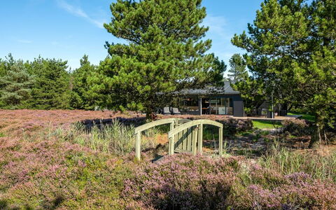 Tea - 2.7Km from the Sea: Arbuste, Design Urbain, Couverture De Sol, Brique, Appartement, Biens, Brickwork, Balcon, Aménagement Paysager