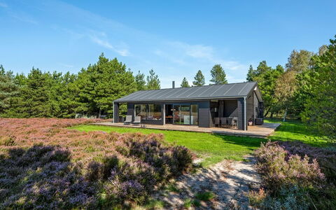 Tea - 2.7Km from the Sea: Arbuste, Design Urbain, Couverture De Sol, Brique, Appartement, Biens, Brickwork, Balcon, Aménagement Paysager