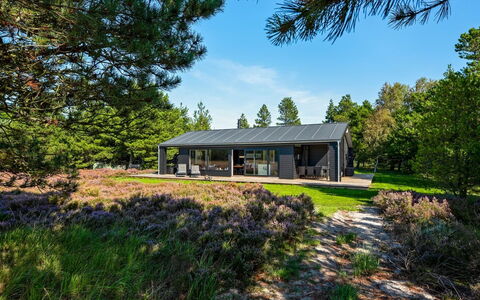 Tea - 2.7Km from the Sea: Arbuste, Design Urbain, Couverture De Sol, Brique, Appartement, Biens, Brickwork, Balcon, Aménagement Paysager