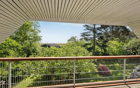 Iiro - 2.5Km from the Sea: Bois, Dur, Balustrade, Tache De Bois, Planche, Plate-Forme, Porche, Balcon, Ombre, Structure En Plein Air