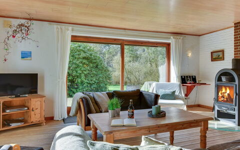 Iiro - 2.5Km from the Sea: Meubles, Design Intérieur, Sol, Canapé, Sol, Bois, Pièce, Salon, Plafond, Table