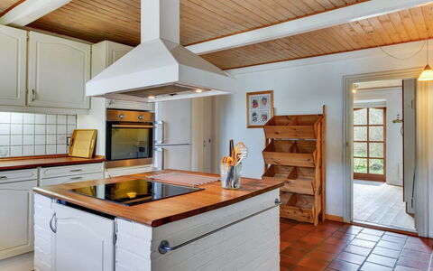 Iiro - 2.5Km from the Sea: Cuisine, Sol, Design Intérieur, Bois, Comptoir, Sol, Meubles, Cabinetry, Plafond, Appareil De Cuisine