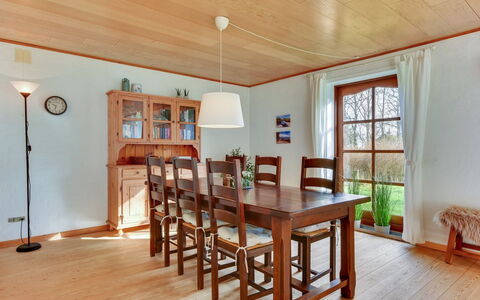 Iiro - 2.5Km from the Sea: Meubles, Sol, Design Intérieur, Parquet, Sol, Bois, Table, Salle À Manger, Plafond, Chaise