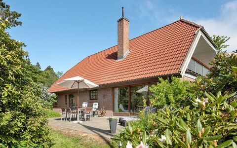 Iiro - 2.5Km from the Sea: Domicile, Chalet, Porche, Dur, Siding, Plate-Forme, Ombre, Planche, Biens, Batiments Jardin