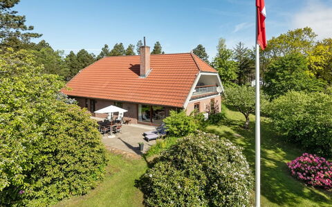 Iiro - 2.5Km from the Sea: Domicile, Chalet, Porche, Dur, Siding, Plate-Forme, Ombre, Planche, Biens, Batiments Jardin