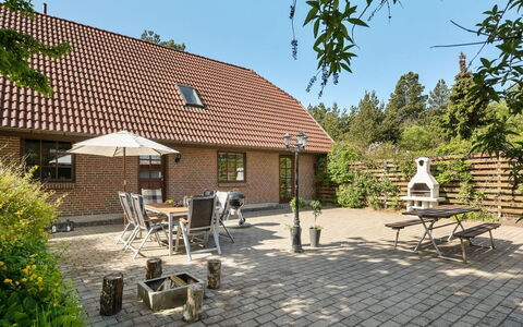 Iiro - 2.5Km from the Sea: Domicile, Chalet, Porche, Dur, Siding, Plate-Forme, Ombre, Planche, Biens, Batiments Jardin