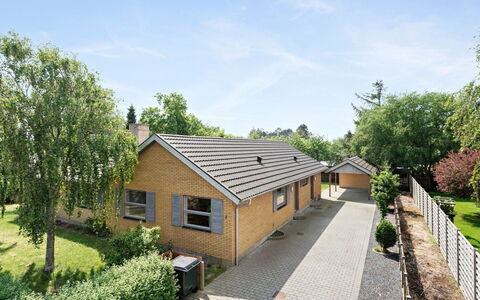Sana - 2.5Km from the Sea: Domicile, Chalet, Porche, Dur, Siding, Plate-Forme, Ombre, Planche, Biens, Batiments Jardin