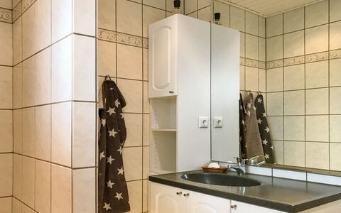 Sana - 2.5Km from the Sea: Domicile, Chalet, Porche, Dur, Siding, Plate-Forme, Ombre, Planche, Biens, Batiments Jardin