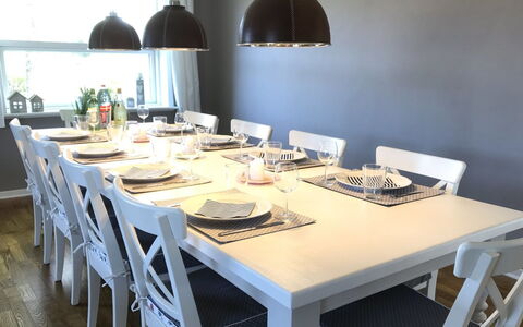 Sana - 2.5Km from the Sea: Domicile, Chalet, Porche, Dur, Siding, Plate-Forme, Ombre, Planche, Biens, Batiments Jardin