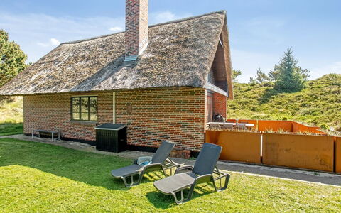 Grita - 500M from the Sea: Bois, Chalet, Dur, Planche, Tache De Bois, Batiments Jardin, Conception, Cour, Cabane En Rondins, Arrière-Cour