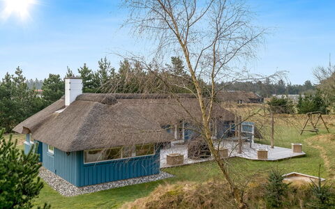 Kenny - 1.2Km from the Sea: Toit, Chalet, Maison, Arbuste, Lot Terre, Zone Rurale, Domicile, Ombre, Ferme, Jardin