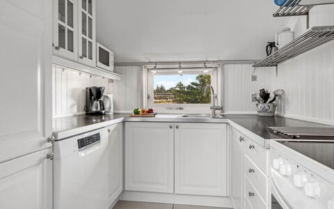 Kenny - 1.2Km from the Sea: Cuisine, Design Intérieur, Sol, Appareil De Cuisine, Principaux Appliance, Comptoir, Cabinetry, Sol, Luminaire Plomberie, Robinet