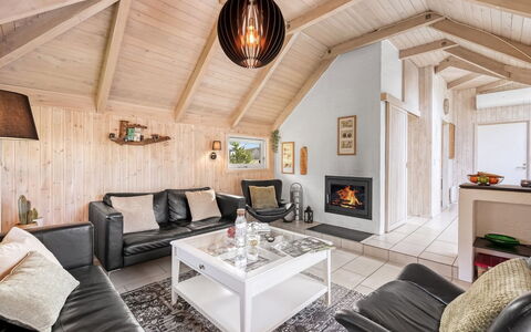 Kenny - 1.2Km from the Sea: Meubles, Design Intérieur, Bois, Canapé, Plafond, Salon, Domicile, Pièce, Éclairage, Sol
