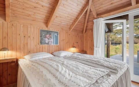 Kenny - 1.2Km from the Sea: Chambre, Bois, Lit, Plafond, Design Intérieur, Meubles, Drap De Lit, Sol, Literie, Domicile