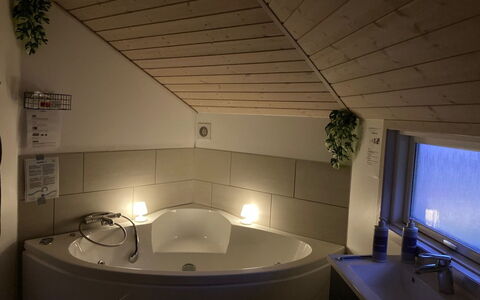 Kenny - 1.2Km from the Sea: Luminaire Plomberie, Baignoire, Design Intérieur, Sol, Salle De Bains, Sol, Plafond, Plomberie, Pièce, Robinet